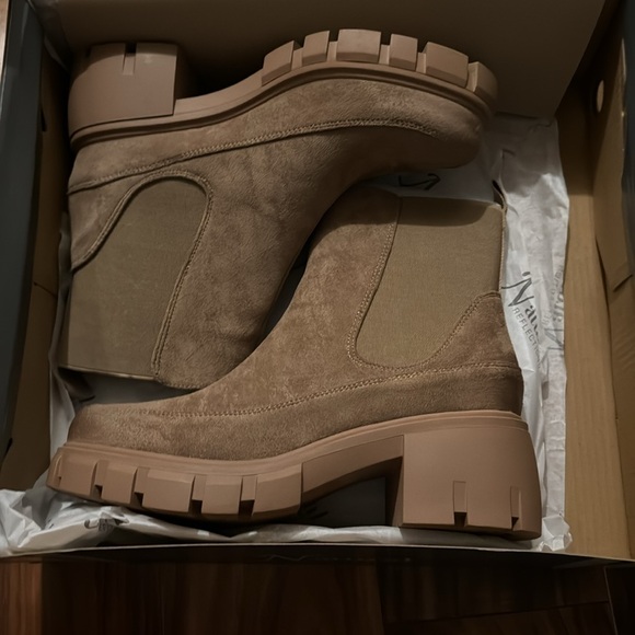 Boots - Picture 3 of 6